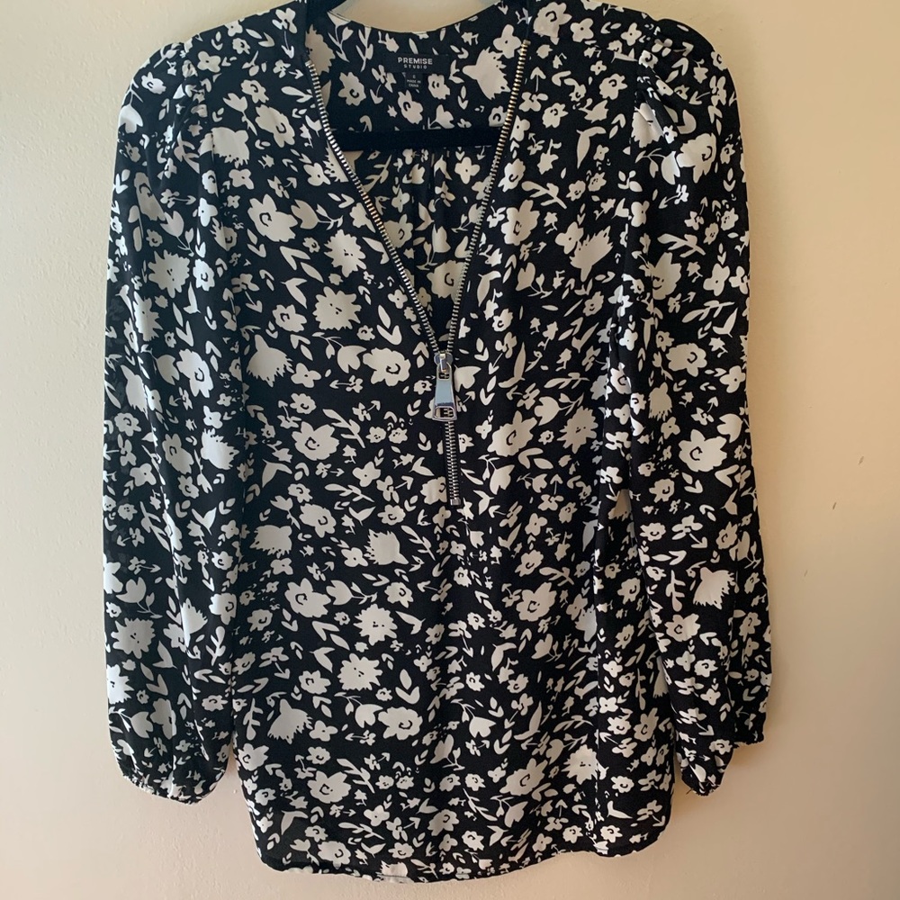Premise black and white floral top
